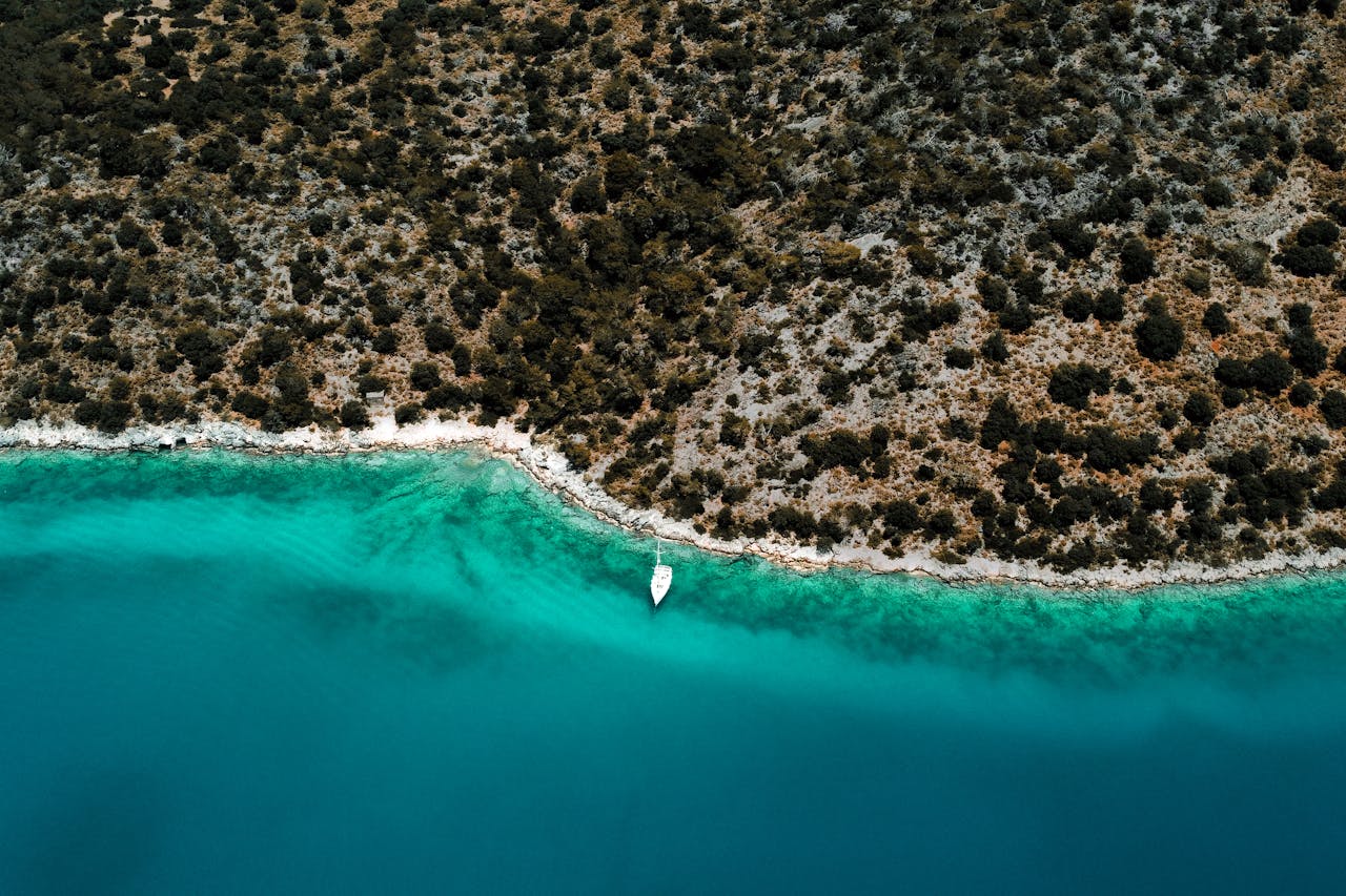 Stunning aerial view of turquoise waters and rugged coastline in Ölüdeniz, Türkiye.